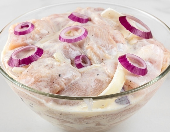 Сливки — враг гриля: шеф объяснил, какой маринад портит мясо и чем его заменить