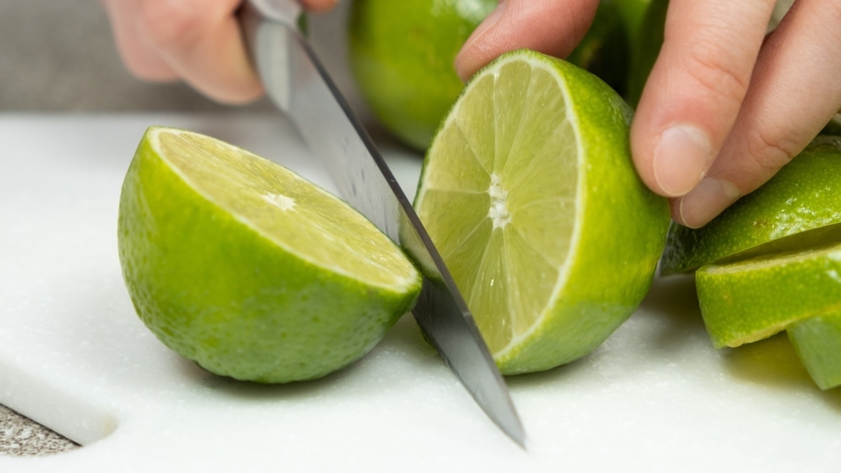 Резали не так! Шеф-повар раскрыл простой прием, который делает лайм сочнее — и выжимать станет легче