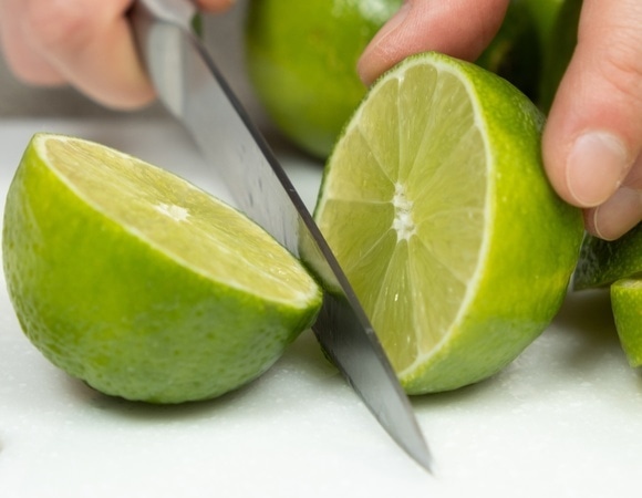 Резали не так! Шеф-повар раскрыл простой прием, который делает лайм сочнее — и выжимать станет легче