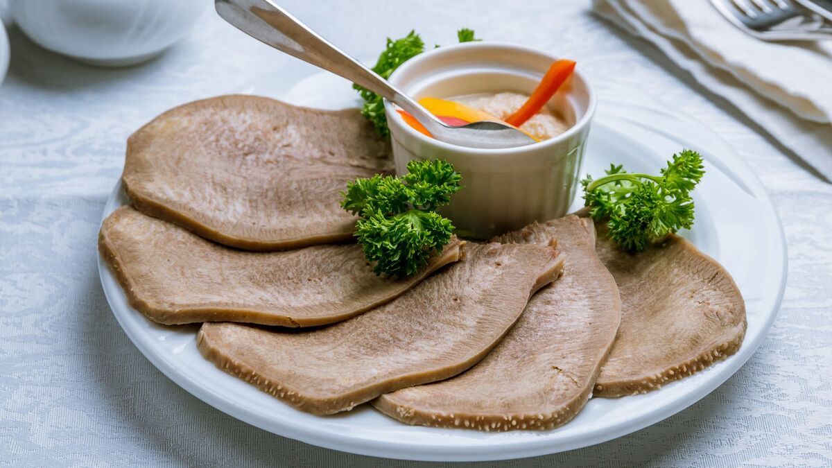 Шеф-повар научил готовить закуску из языка с грибным жульеном для рождественского стола: гости приятно удивятся