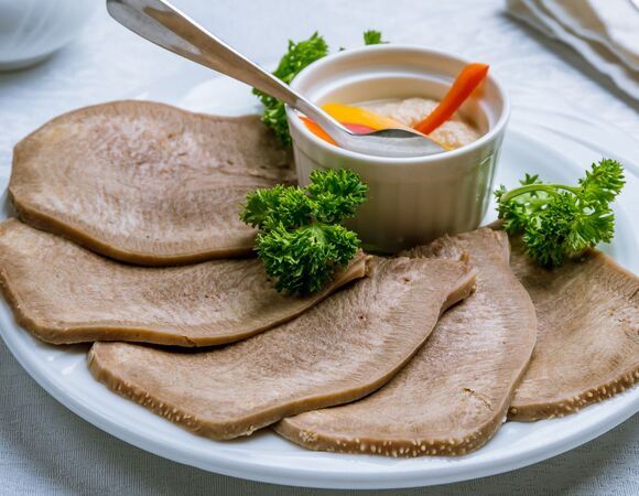 Шеф-повар научил готовить закуску из языка с грибным жульеном для рождественского стола: гости приятно удивятся