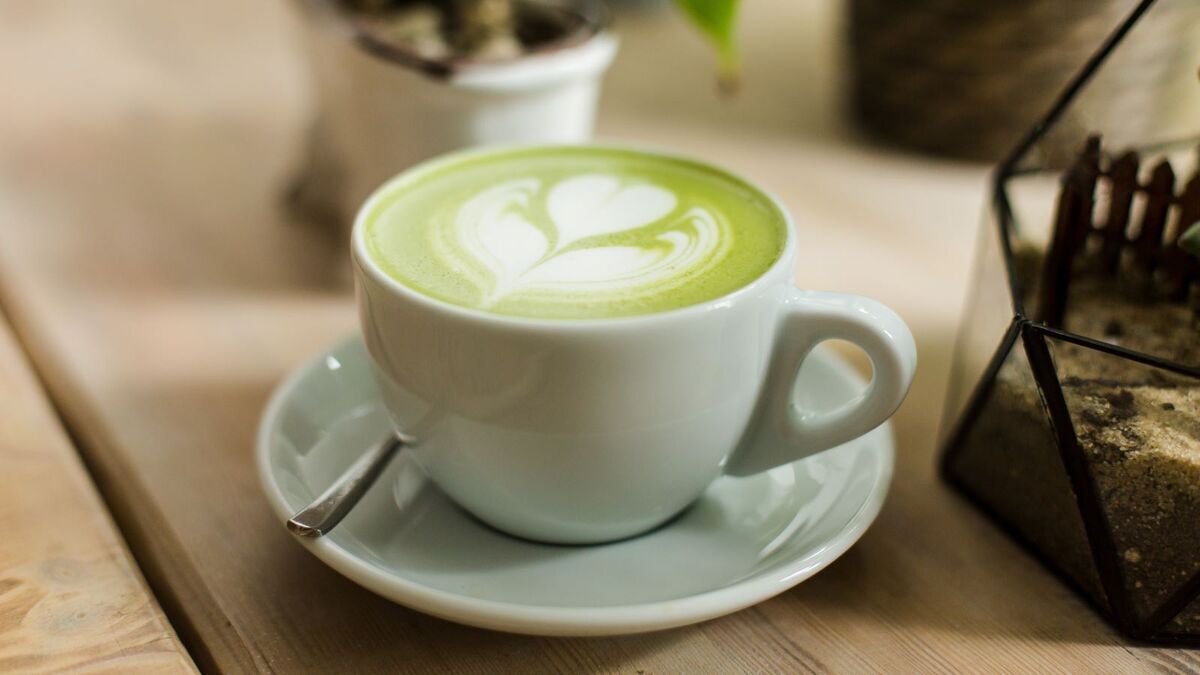 Назван напиток, который сильнее всего окрашивает зубы: не чай и не кофе