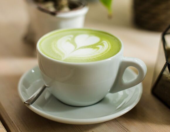 Назван напиток, который сильнее всего окрашивает зубы: не чай и не кофе