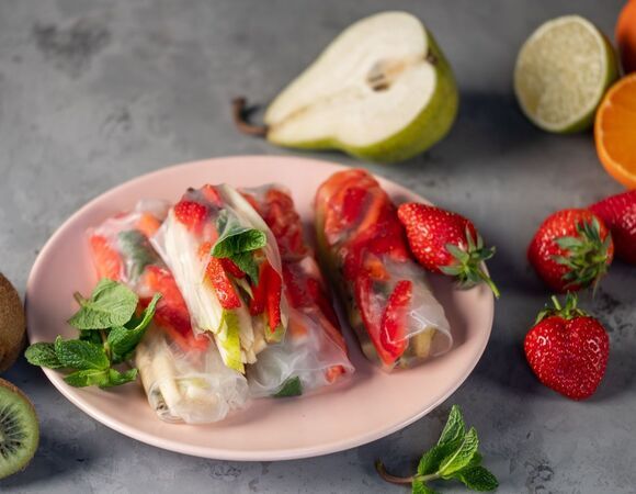 Сладкие роллы из рисовой бумаги от шеф-повара: легкий десерт после обильных праздников