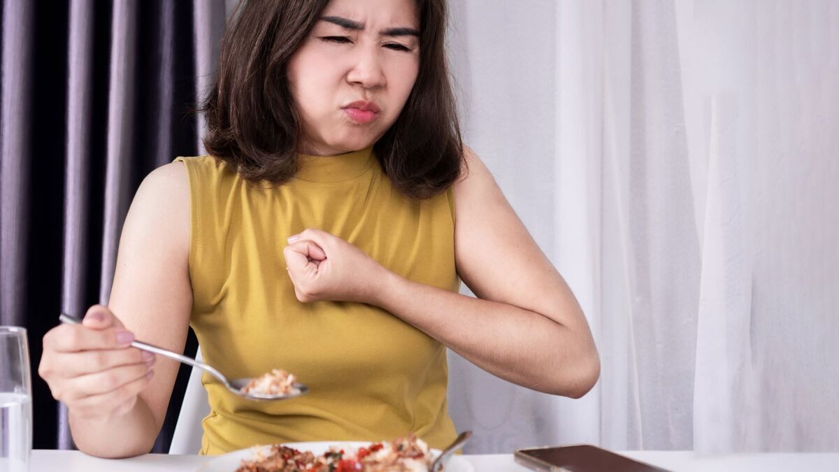 Как спасти себя, если в дыхательных путях застряла еда, рассказал эксперт по безопасности: "Счет на секунды"