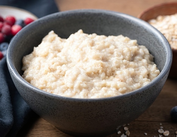 Из-за этой ошибки каша на молоке становится бесполезной, предупредила эксперт