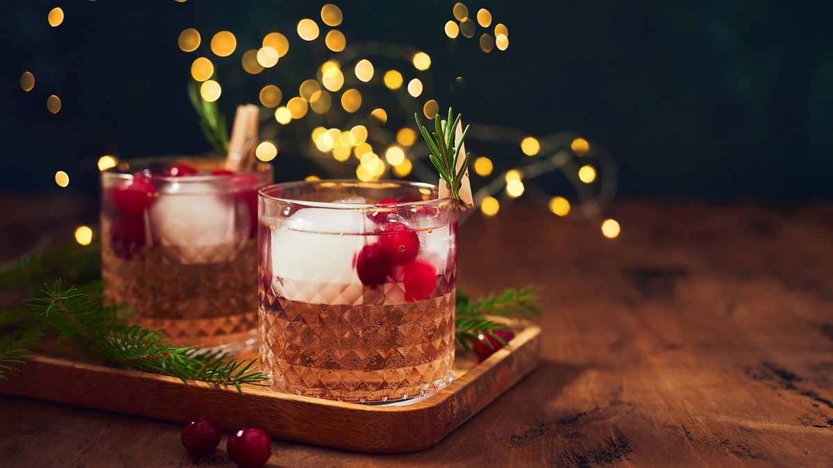 Как сделать любой напиток новогодним: простые идеи и рецепты для праздничного настроения от профессиональных барменов