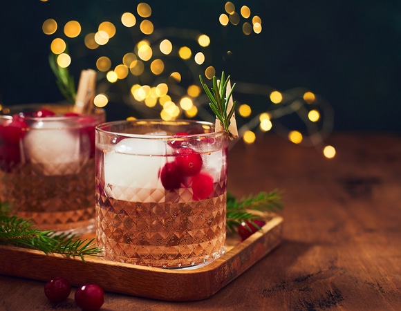 Как сделать любой напиток новогодним: простые идеи и рецепты для праздничного настроения от профессиональных барменов