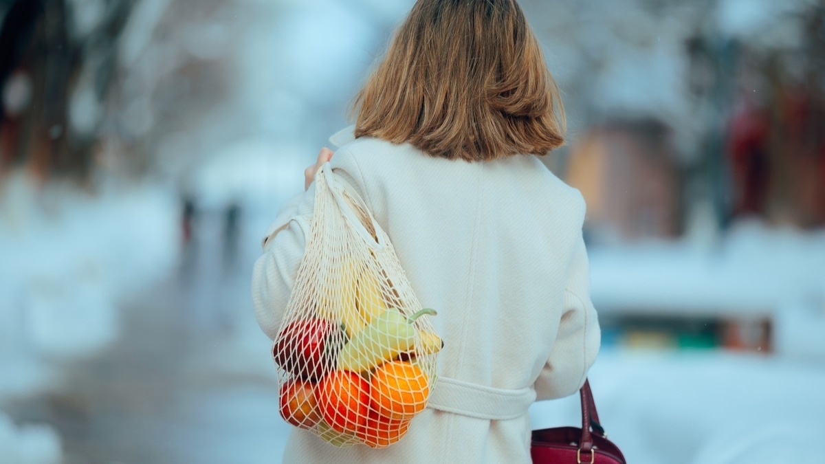 Спина пополам: россиянам дали лайфхак, как носить тяжелые пакеты из магазина Спина пополам: россиянам дали лайфхак, как носить тяжелые пакеты из магазина