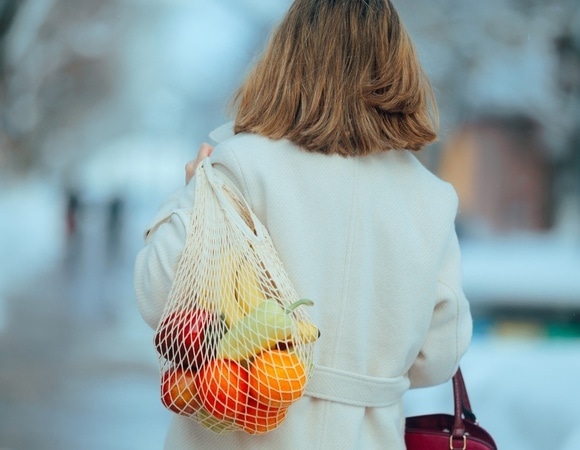 Спина пополам: россиянам дали лайфхак, как носить тяжелые пакеты из магазина