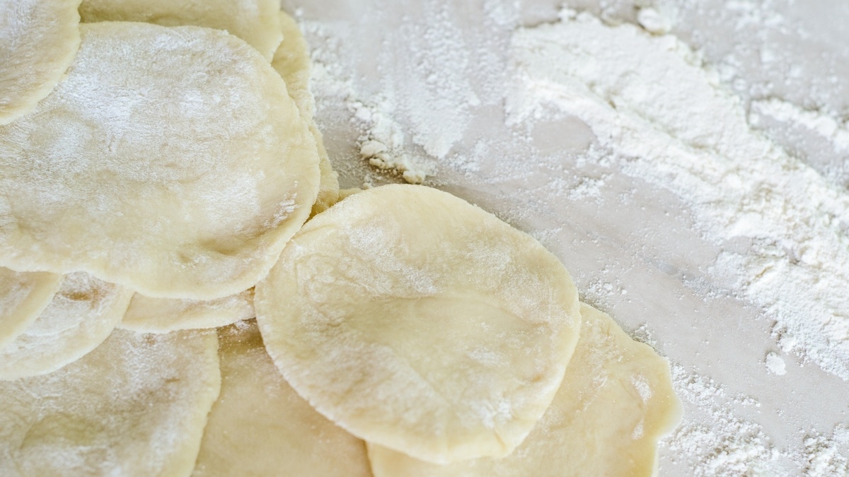 Эксперты подсказали, как сберечь тесто для вареников в холодильнике и морозильной камере