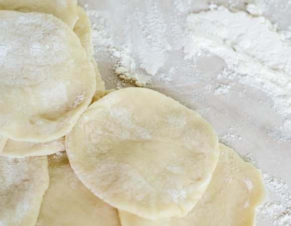 Эксперты подсказали, как сберечь тесто для вареников в холодильнике и морозильной камере