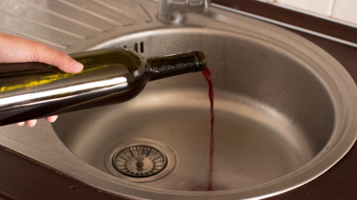 Эксперты объяснили, какой алкоголь нельзя выливать в раковину