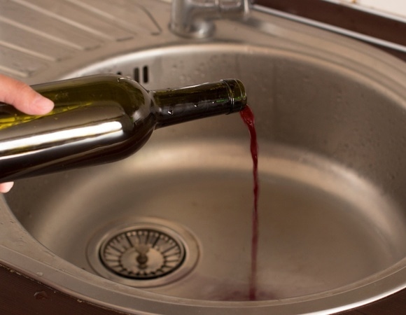Эксперты объяснили, какой алкоголь нельзя выливать в раковину