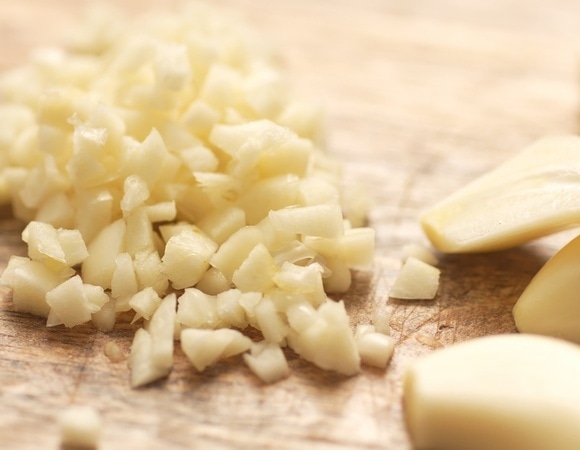 Сырой или готовый? Врач сказала, в каком виде чеснок сохраняет больше "антимикробных" свойств