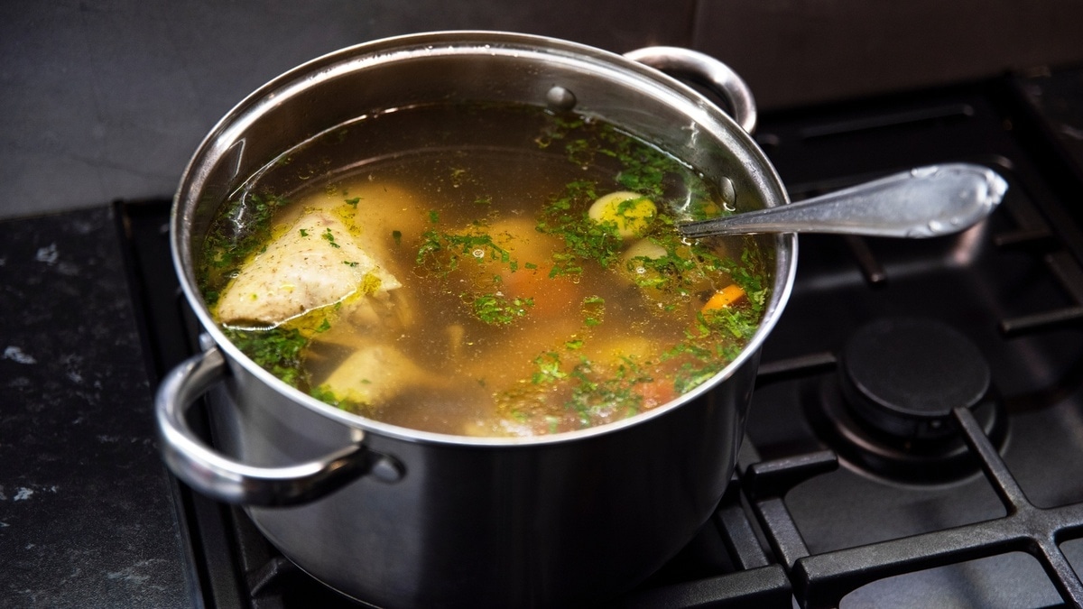 Почему куриный бульон так выручает при простуде и гриппе? Терапевт назвала его главный "секрет"