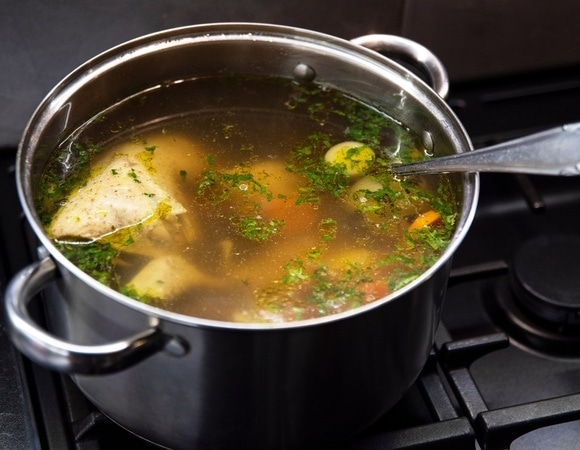 Почему куриный бульон так выручает при простуде и гриппе? Терапевт назвала его главный "секрет"