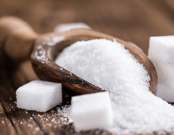 Диетолог объяснил, почему замена сахара подсластителями не делает рацион здоровее