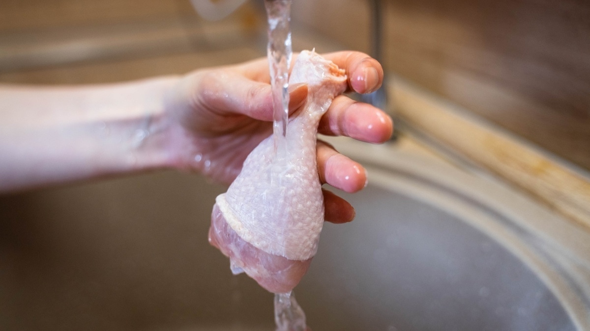 Телеведущий Малоземов назвал опасную кухонную привычку: моем, чтобы снизить риски, а на самом деле их повышаем