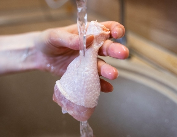 Телеведущий Малоземов назвал опасную кухонную привычку: моем, чтобы снизить риски, а на самом деле их повышаем