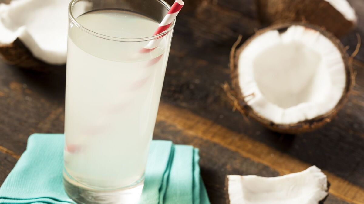 Чем полезна кокосовая вода? Эксперты объяснили, стоит ли заменять чудо-жидкостью обычное питье