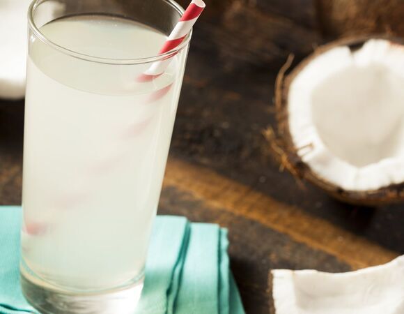 Чем полезна кокосовая вода? Эксперты объяснили, стоит ли заменять чудо-жидкостью обычное питье