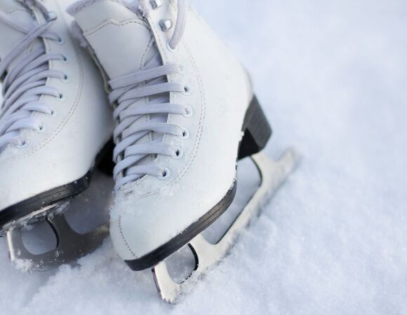 Встала на коньки и "наеденное" ушло: тренер рассказала, сколько калорий "сжигают" зимние активности 