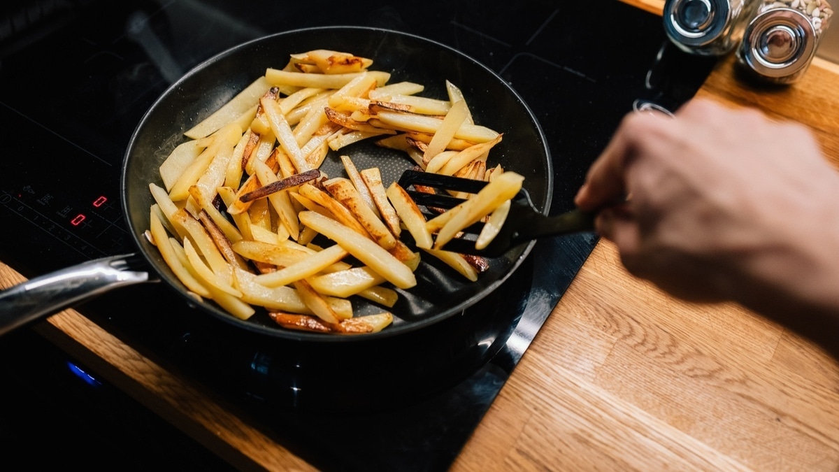Как убрать запах жареного на кухне: есть методы, которые действительно "очищают" воздух