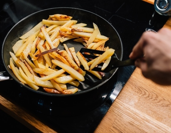 Как убрать запах жареного на кухне: есть методы, которые действительно "очищают" воздух