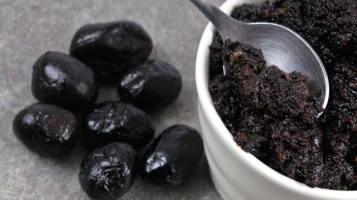 Маслины и оливки теперь не подаю просто так — делаю средиземноморскую пасту, которая хороша ко всему