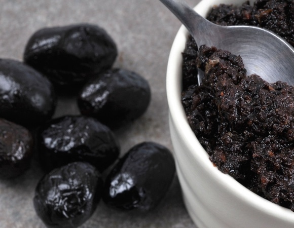 Маслины и оливки теперь не подаю просто так — делаю средиземноморскую пасту, которая хороша ко всему