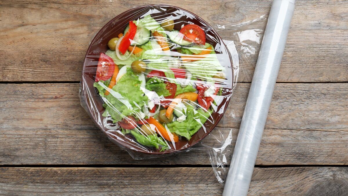 Заворачиваем в два слоя и даем еде дышать: названы 4 ошибки в использовании пищевой пленки Заворачиваем в два слоя и даем еде дышать: названы 4 ошибки в использовании пищевой пленки