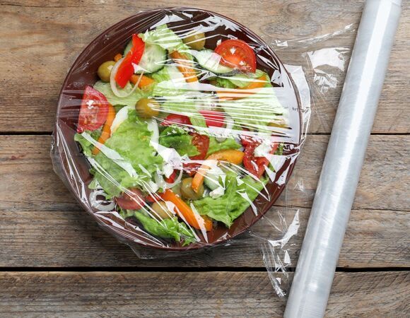 Заворачиваем в два слоя и даем еде дышать: названы 4 ошибки в использовании пищевой пленки