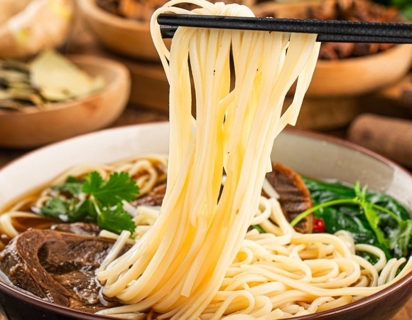 Лучше борща съесть: диетолог Гинзбург заявил, чем плох азиатский рамен 