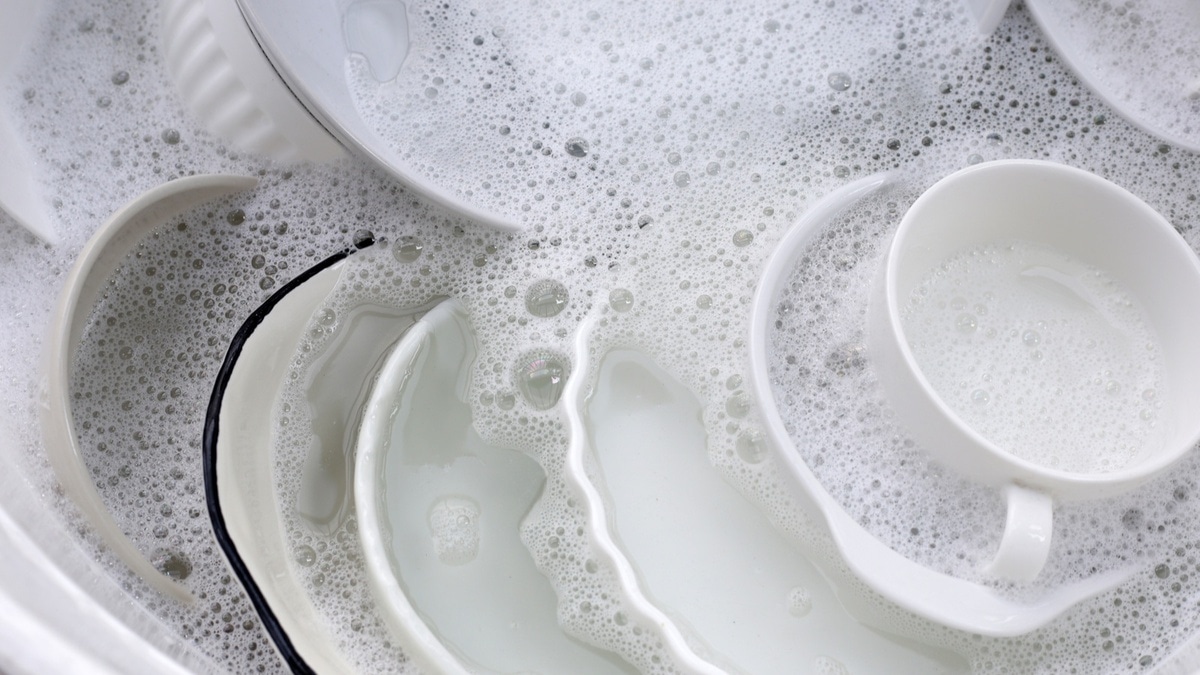 Найдено простое средство против пятен от жесткой воды — посуда снова станет блестящей