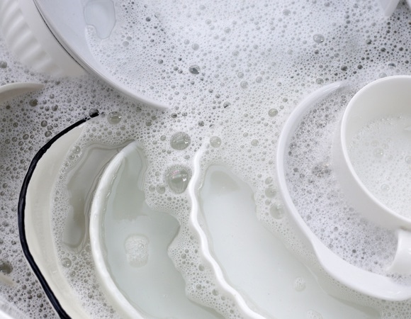 Найдено простое средство против пятен от жесткой воды — посуда снова станет блестящей