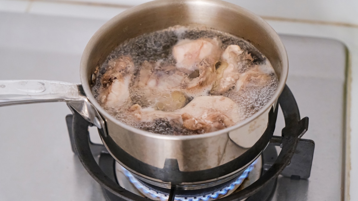 Бабушкин способ: как сварить волшебно прозрачный куриный бульон