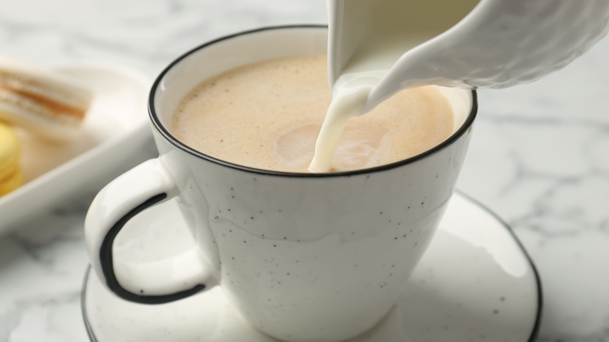 Диетолог рассказала, кому полезно топленое молоко — вот почему оно не заменяет обычное