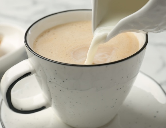 Диетолог рассказала, кому полезно топленое молоко — вот почему оно не заменяет обычное