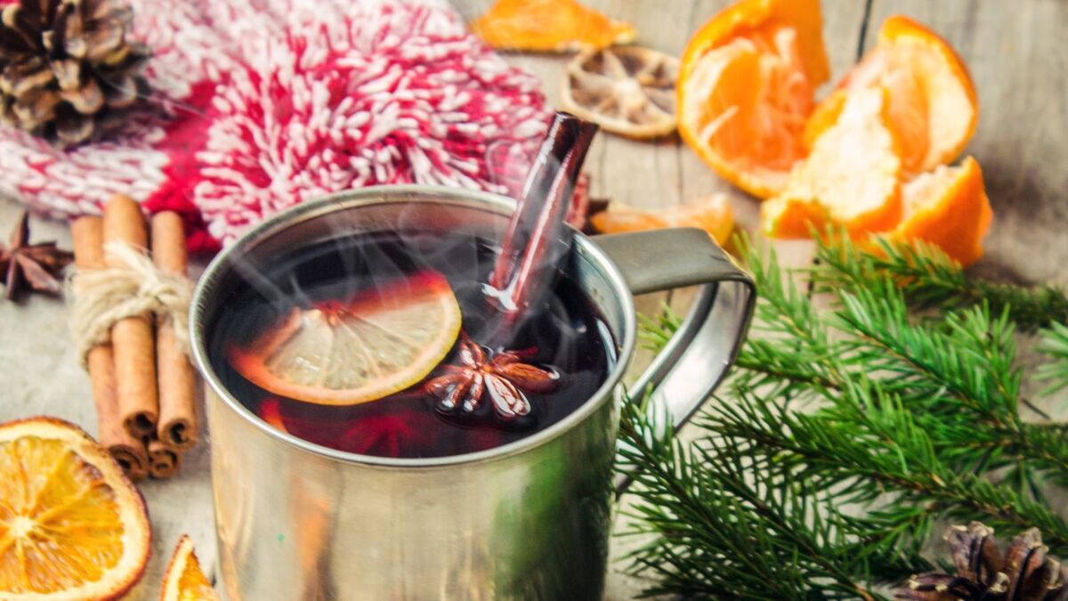 Не то десерт, не то напиток: в эфире "О самом главном" научили готовить глинтвейн с мандаринами