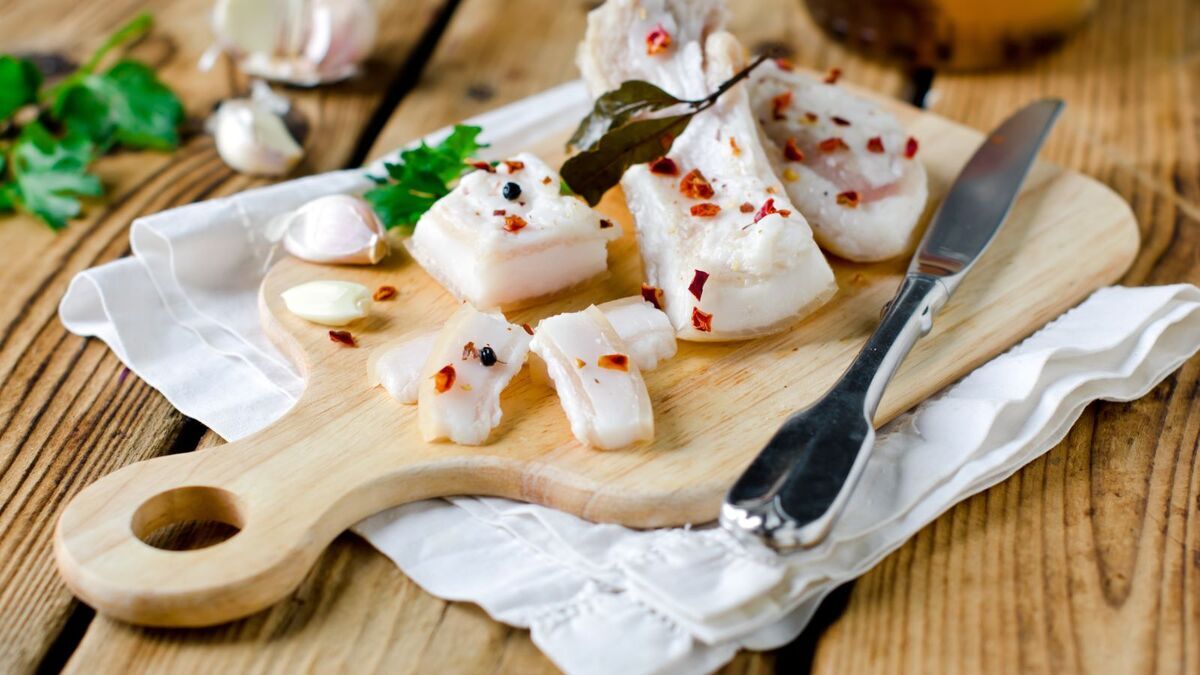 Что будет, если есть сало каждый день: гастроэнтеролог назвал допустимую порцию продукта