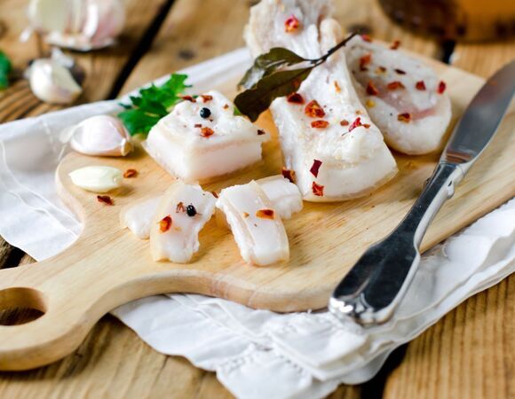 Что будет, если есть сало каждый день: гастроэнтеролог назвал допустимую порцию продукта