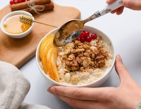 Диетологи назвали самый полезный, но "шокирующе калорийный" перекус: как есть и не набирать вес? 