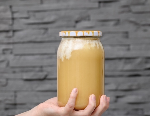 Белый налет на меде? Эксперты объяснили, когда он опасен, а когда говорит о высоком качестве продукта