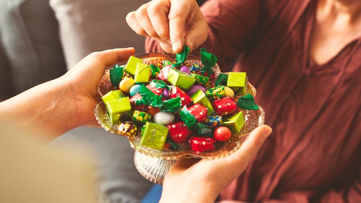 Как перестать объедаться сладким после праздников: эксперты подсказали верную тактику 