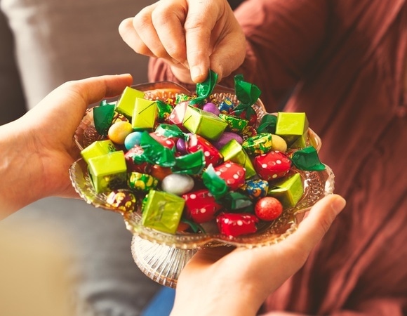 Как перестать объедаться сладким после праздников: эксперты подсказали верную тактику 