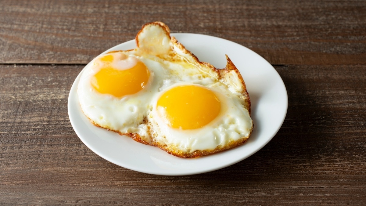 Может повысить риск инфаркта и отравления: врач раскрыл неожиданный вред обычной яичницы