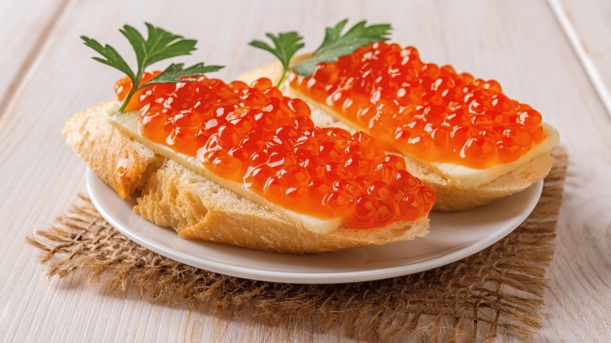 Можно ли завтракать бутербродами с икрой каждый день, а не только в Новый год? Нутрициолог оценила последствия