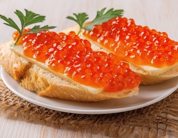 Можно ли завтракать бутербродами с икрой каждый день, а не только в Новый год? Нутрициолог оценила последствия