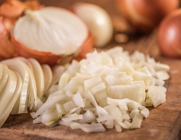 Плакать не надо: шеф раскрыл простой способ нарезать лук без единой слезинки